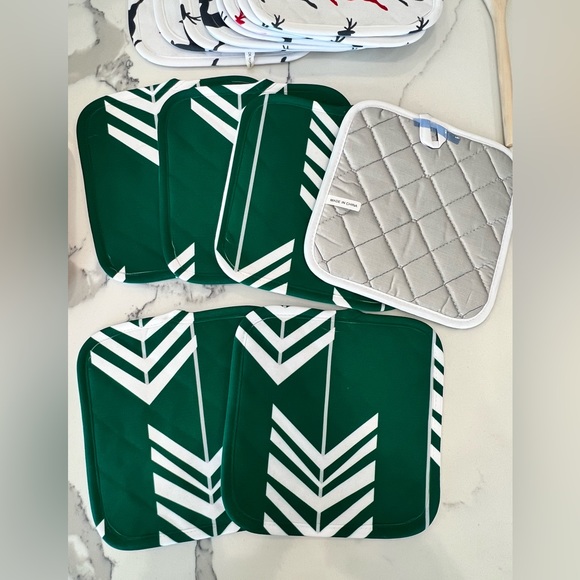 Brand New Christmas Bundle- 19 Brand New Patterned Hot Pads, 14 Wooden Utensils+ - Picture 5 of 12